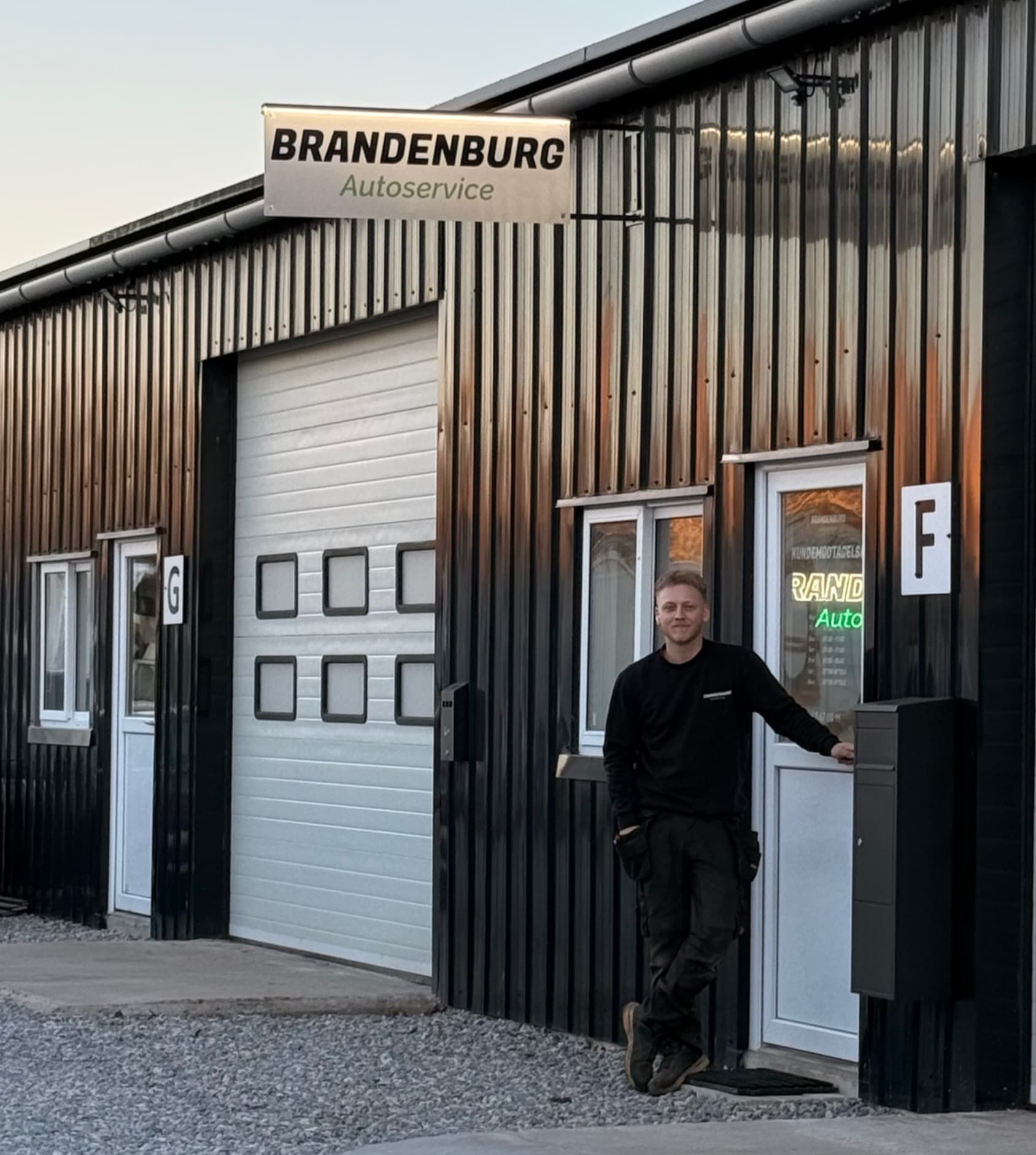 Joachim Brandenburg ved værkstedet i Holbæk