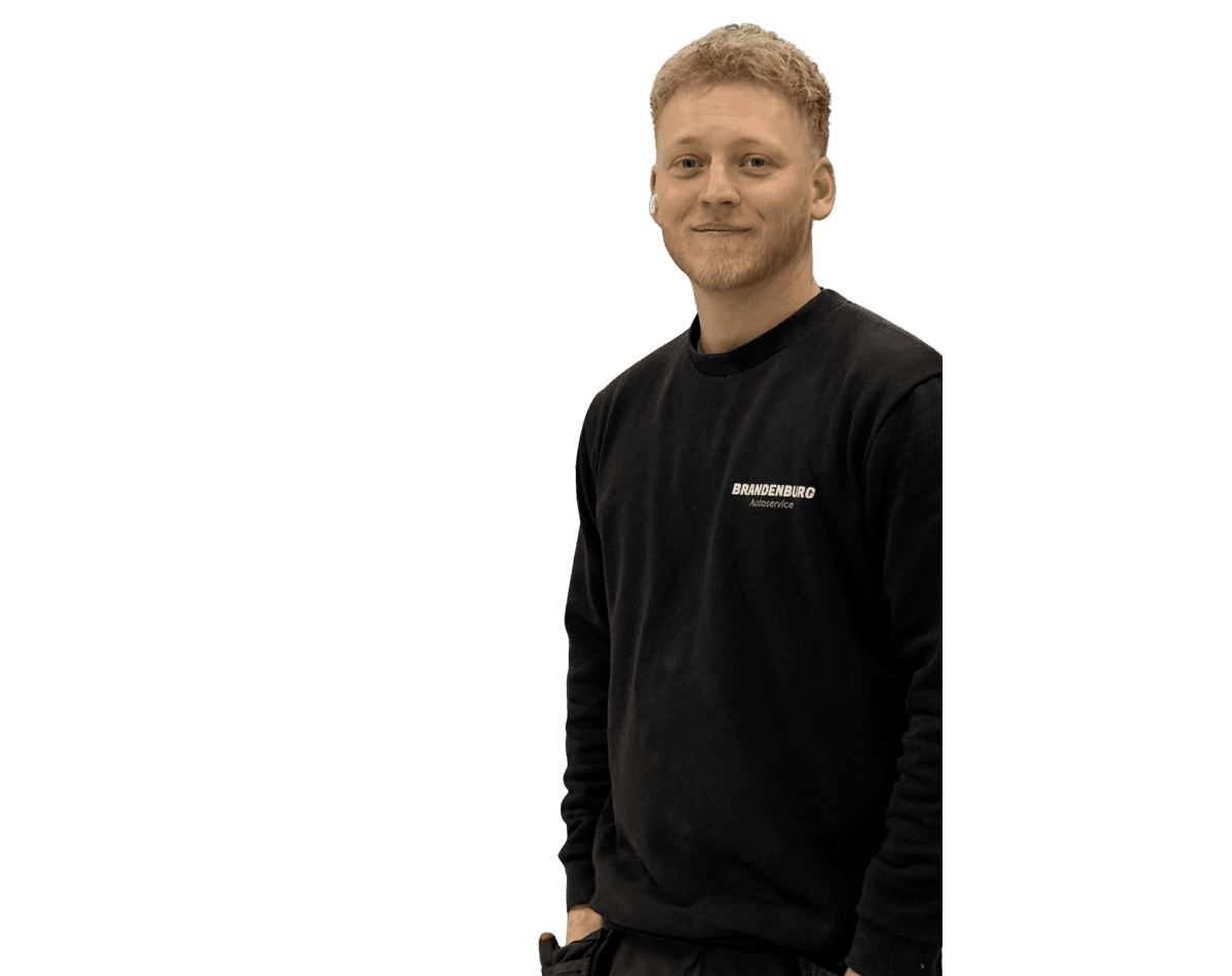 Mekaniker udfører A/C service på bilens klimaanlæg